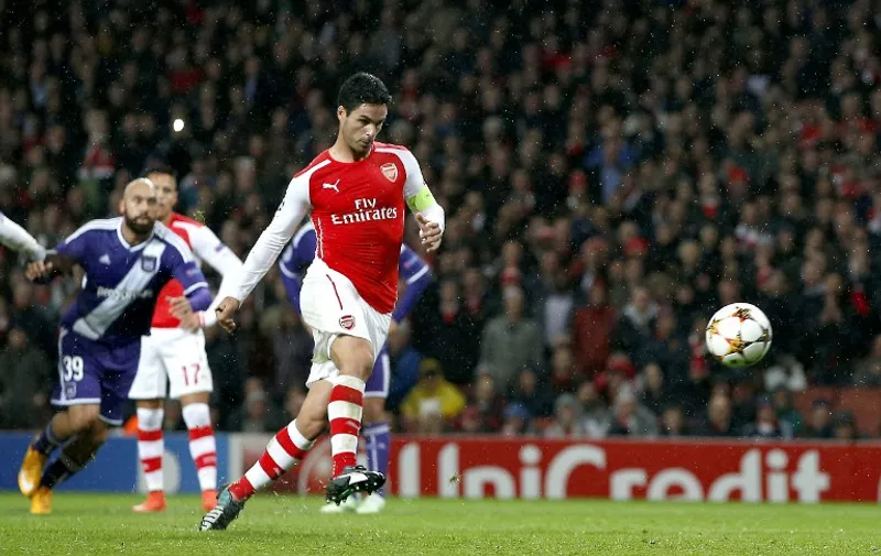 Arsenal's Spanish midfielder Mikel Arteta scores a penalty during the UEFA Champions League Group D football match between Arsenal and Anderlecht at the Emirates Stadium in north London on November 4, 2014. AFP PHOTO/ADRIAN DENNIS