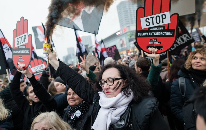 People protest during an anti-government, pro-abortion demonstration in front of the Polish parliament on March 23, 2018 in Warsaw. (Photo by Wojtek RADWANSKI / AFP)