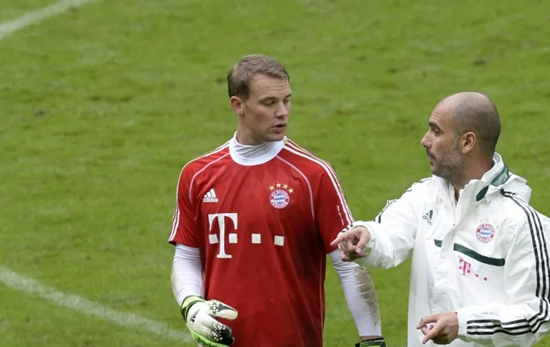 Bayern Munich's goalkeeper Manuel Neuer (L) gestures as he listens to new Spanish head coach Pep Guardiola (R) during the second team training of the German first division Bundesliga football club FC Bayern Munich on June 27, 2013 in the arena in Munich, southern Germany. Bayern Munich's new headcoach Pep Guardiola has pledged to maintain Bayern's success after they won last season's Champions League title, lifted the German Cup and broke or equalled 25 Bundesliga records on the way to the league title under predecessor Jupp Heynckes.  AFP PHOTO / CHRISTOF STACHE / AFP / CHRISTOF STACHE