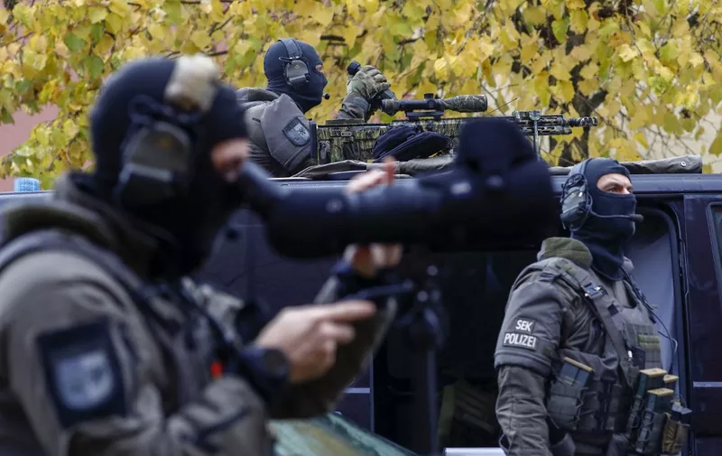 Police officers of the special commandos unit SEK oversea the area of the central commemoration ceremony for the 30th anniversary of the fall of the Berlin Wall, on November 9, 2019 at the Berlin Wall Memorial at Bernauer Strasse in Berlin. - Germany on Saturday celebrates 30 years since the fall of the Berlin Wall ushered in the end of communism and national reunification, as the Western alliance that secured those achievements is increasingly called into question. (Photo by MICHELE TANTUSSI / AFP)