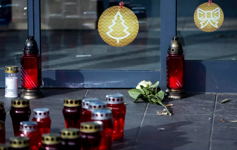 01.12.2021., Split - Svijece upaljene ispred trgovackog centra gdje je jucer ubijena zaposlenica.
Photo: Miroslav Lelas/PIXSELL