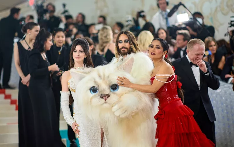 NEW YORK, NEW YORK - MAY 01: (L-R) Anne Hathaway, Jared Leto, and Salma Hayek Pinault attend The 2023 Met Gala Celebrating "Karl Lagerfeld: A Line Of Beauty" at The Metropolitan Museum of Art on May 01, 2023 in New York City.   Dimitrios Kambouris/Getty Images for The Met Museum/Vogue/AFP (Photo by Dimitrios Kambouris / GETTY IMAGES NORTH AMERICA / Getty Images via AFP)
