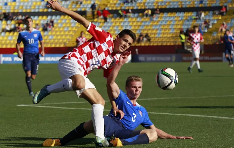 Croatian Josip Brekalo (L) vies for the ball with John Nelson of the USA during their FIFA U-17 World Cup Chile 2015 football match in Vina del Mar, Chile on October 20, 2015. AFP PHOTO / Photosport - Marcelo Hernandez