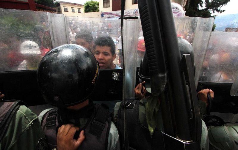 Opposition activists clash with National Guard members during a protest in San Cristobal, state of Tachira, Venezuela on October 26, 2016.
Venezuela's opposition ratcheted up the pressure on President Nicolas Maduro at mass protests, announcing plans for a general strike, a new march and a legislative onslaught





 / AFP PHOTO / George Castellanos