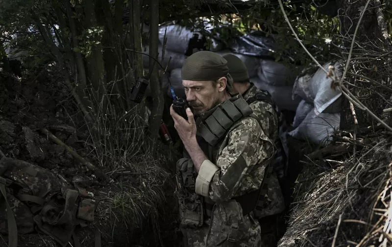 A Ukrainian serviceman speaks on a radio at a front line in the eastern Ukrainian region of Donbas on June 10, 2022. (Photo by ARIS MESSINIS / AFP)