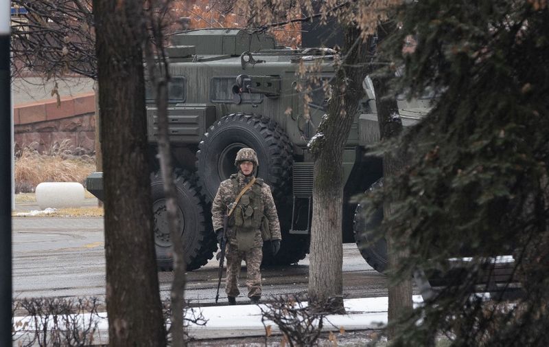 A serviceman patrols a street in central Almaty on January 8, 2022, after violence that erupted following protests over hikes in fuel prices. - Kazakhstan's president has rejected calls for talks with protesters after days of unprecedented unrest, vowing to destroy "armed bandits" and authorising his forces to shoot to kill without warning. In a new effort to pacify the protesters, the government sets fuel price limits for six months. (Photo by Alexandr BOGDANOV / AFP)