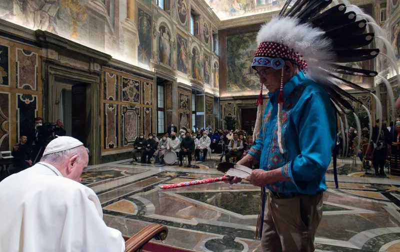 Italy, Rome, Vatican, 2022/04/01. Pope Francis receiving a delegation of the Indigenous Peoples of Canada, in Vatican City, Vatican. Pope Francis on the day apologised to representatives of Canadian Indigenous peoples for the suffering they endured in Catholic residential schools in the North American country. Photograph by Vatican Media / Catholic Press Photo / HANS LUCAS. RESTRICTED TO EDITORIAL USE - NO MARKETING - NO ADVERTISING CAMPAIGNS.
Italie, Rome, Vatican, 2022/04/01. Le pape Francois recoit une delegation des peuples autochtones du Canada, dans la Cite du Vatican, Vatican. Ce jour-la, le pape Francois a presente ses excuses aux representants des peuples indigenes canadiens pour les souffrances qu ils ont endurees dans les pensionnats catholiques de ce pays d Amerique du Nord. Photo : Vatican Media / Catholic Press Photo / HANS LUCAS. RESERVE A UN USAGE EDITORIAL - PAS DE MARKETING - PAS DE CAMPAGNES PUBLICITAIRES. (Photo by Vatican Media / CPP / HANS LUCAS / Hans Lucas via AFP)