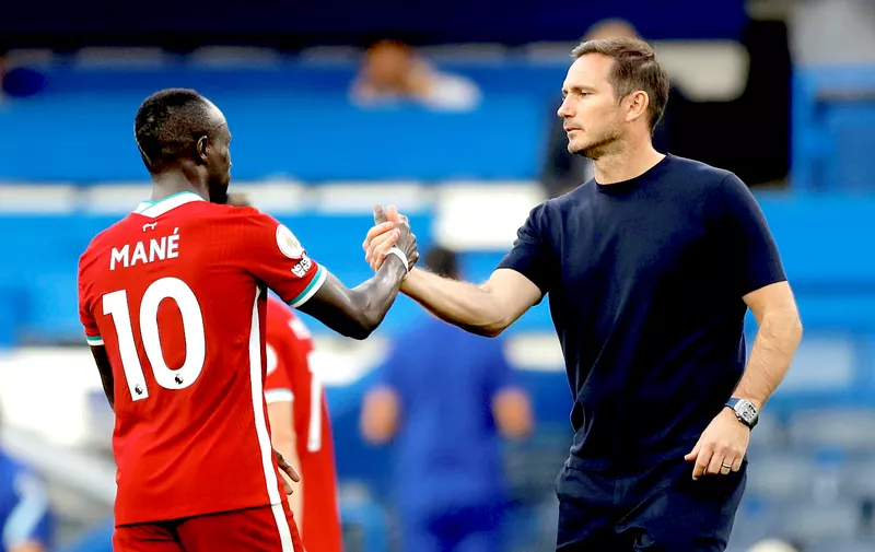 LONDON, ENGLAND - SEPTEMBER 20: Sadio Mane of Liverpool shakes hands with Frank Lampard, Manager of Chelsea following
the Premier League match between Chelsea and Liverpool at Stamford Bridge on September 20, 2020 in London, England. (Photo by Matt Dunham - Pool/Getty Images)