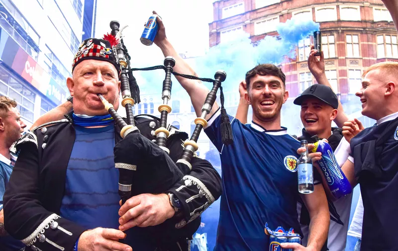June 18, 2021, London, United Kingdom: A Scotland supporter plays the bagpipes in Leicester Square during the pre-match party..Thousands of Scotland supporters gathered in central London ahead of the England-Scotland UEFA EURO, EM, Europameisterschaft,Fussball 2020 match at Wembley Stadium. London United Kingdom - ZUMAs197 20210618_zaa_s197_126 Copyright: xVukxValcicx
