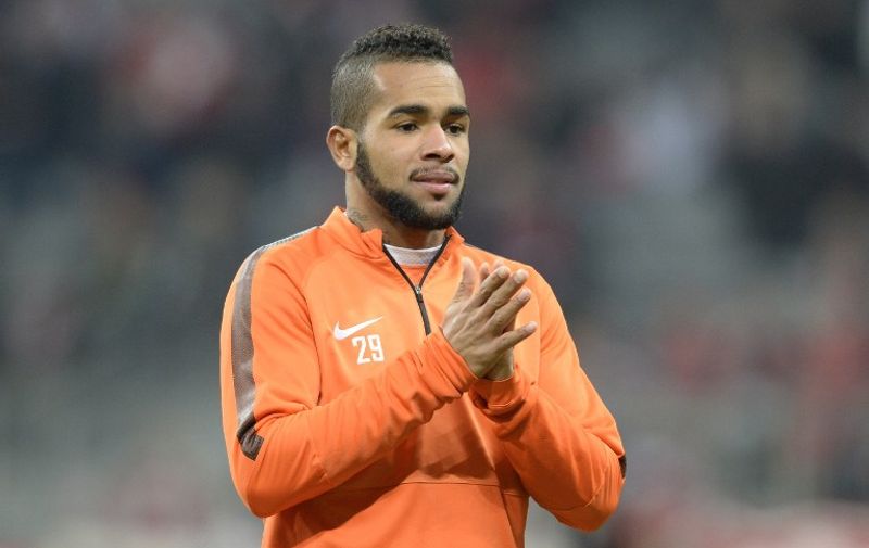 Shakhtar Donetsk's Brazilian midfielder Alex Teixeira warms up prior to the UEFA Champions League second-leg, Round of 16 football match FC Bayern Munich vs Shakhtar Donetsk in Munich, southern Germany, on March 11, 2015.  AFP PHOTO / CHRISTOF STACHE / AFP / CHRISTOF STACHE