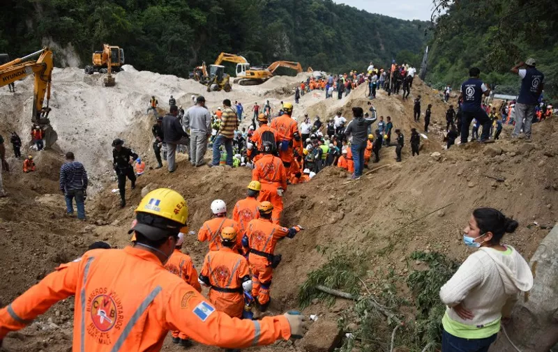 Rescuers take part in the search for victims in the village of El Cambray II, in Santa Catarina Pinula municipality, some 15 km east of Guatemala City, on October 3, 2015 after a landslide late Thursday struck the village. At least 32 people were killed and about 600 others missing following a landslide that damaged some 125 homes on the outskirts of the Guatemalan capital, an official said Friday, noting that the death toll could rise as rescue efforts continue. AFP PHOTO / JOHAN ORDONEZ