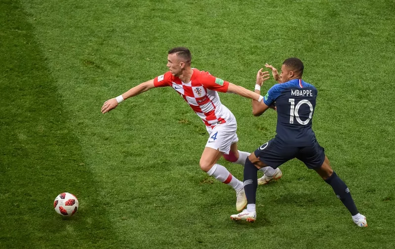 Hrvatski nogometaš IvanPerišić u borbi za loptu s francuskim napadačem Kylianom Mppabeom na finalnoj utakmici prvenstva u Moskvi