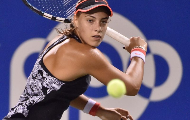 Ana Konjuh of Croatia watches on the ball to return against Caroline Wozniacki of Denmark during their second round match at the Pan Pacific Open tennis tournament in Tokyo on September 23, 2015.    AFP PHOTO / KAZUHIRO NOGI / AFP / KAZUHIRO NOGI