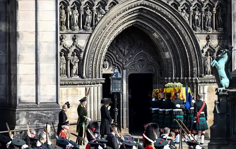 Pallbearers carry the coffin of Queen Elizabeth II into St Giles Cathedral, on September 12, 2022, where Queen Elizabeth II will lie at rest. - Mourners will on Monday get the first opportunity to pay respects before the coffin of Queen Elizabeth II, as it lies in an Edinburgh cathedral where King Charles III will preside over a vigil. (Photo by Paul ELLIS / AFP)