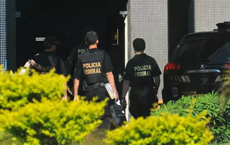 Federal Police personnel raid the offices of the president of the Brazilian chamber of deputies Eduardo Cunha in Brasilia, on December 15, 2015. Brazilian police on Tuesday raided the homes of the congressional speaker -- the key figure in the impeachment process launched against President Dilma Rousseff who himself faces allegations of corruption and lying to Congress. AFP PHOTO / ANDRESSA ANHOLETE / AFP / Andressa Anholete