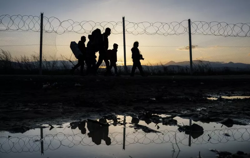 Refugees walk to a registration camp after crossing the border  Greek-Macedonian near the town of Gevgelija on March 2, 2016.
Macedonia on March 2 allowed around 250 migrants to cross its border with Greece, as 10,000 more were left waiting in miserable conditions, Greek officials and AFP reporters at the scene said. The European Union unveiled a 700-million-euro emergency aid plan, over three years, for Greece and other states hit by the migrant crisis.
 / AFP / DIMITAR DILKOFF