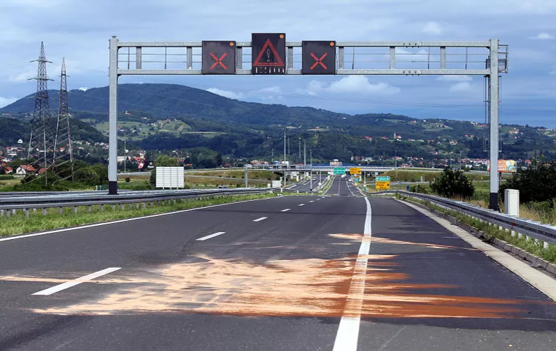15.07.2012., Zagreb - Na autocesti A3 Bregana-Lipovac zbog teske prometne nesrece prekinut je promet izmedju cvorova Sveta Nedelja i Bregana u smjeru granicnog prijelaza. Oko 4.45 sati izmedju 2. i 3. kilometra autoceste A3 poginuo je motociklist (28). Iz jos neutvrdjenih razloga u motocikl je udario kombi koji se kretao u smjeru zapada. Motociklist je pao na kolnik nakon cega je na njega naletio automobil bugarskih registarskih oznaka. Drugi putnik s motocikla prevezen je u KB Sestara milosrdnica. Nakon ocevida policije promet je tom dionicom opet uspostavljen. rPhoto: Goran Stanzl/PIXSELL