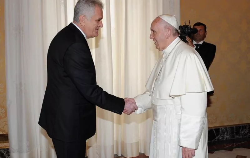 Pope Francis welcomes Serbian President Tomislav Nikolic (L), during a private audience at the Vatican on September 11, 2015. AFP / POOL / GIORGIO ONORATI