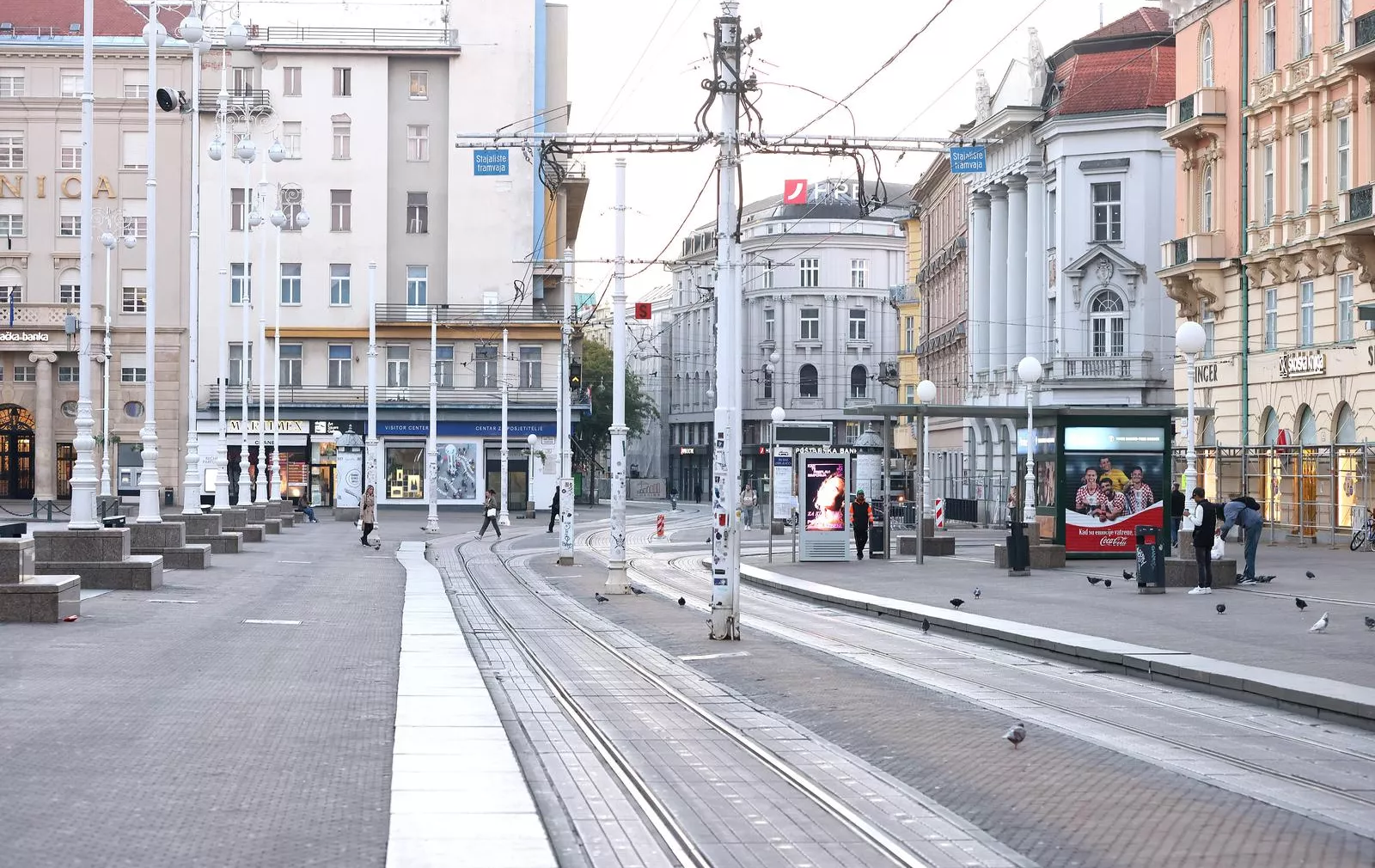 Nestvarno jutro u Zagrebu: centar gotovo prazan, tramvaja nema, na cestama se gomilaju kolone