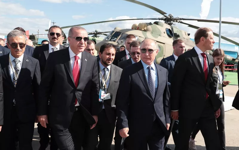 A handout picture taken and released on August 27, 2019, by the Turkish Presidential Press service shows Russian President Vladimir Putin (C-R) and his Turkish counterpart Recep Tayyip Erdogan (C-L) attending the MAKS 2019 International Aviation and Space Salon opening ceremony in Zhukovsky outside Moscow. - Russian President Vladimir Putin and Turkish leader Recep Tayyip Erdogan met for talks in Moscow on August 27, as they seek common ground on the deadly fighting in northwestern Syria. The meeting came ahead of a September 16 summit in Ankara that will bring together the main foreign players in Syria's conflict -- Putin, Erdogan and Iran's President Hassan Rouhani. (Photo by Handout / TURKISH PRESIDENCY PRESS OFFICE / AFP) / RESTRICTED TO EDITORIAL USE - MANDATORY CREDIT "AFP PHOTO / Turkish Presidential Press service" - NO MARKETING NO ADVERTISING CAMPAIGNS - DISTRIBUTED AS A SERVICE TO CLIENTS