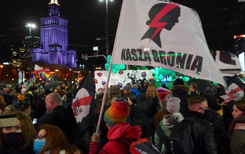 People attend a demonstration demanding the restoring of the right to abortion in Poland on October 22, 2021 in Warsaw, marking the first anniverary of the anti-abortion law. (Photo by JANEK SKARZYNSKI / AFP)
