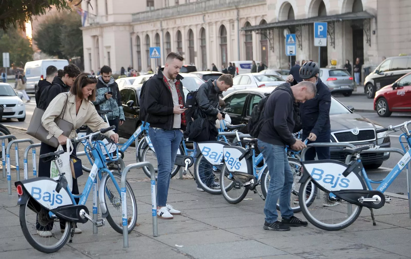 Foto. Štrajk pretvorio Bajs u megahit. Jutros se tražio bicikl više, sprema se rekordan dan