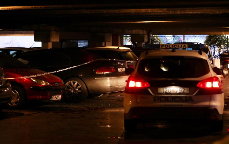 29.12.2021., Split - Tijekom noci ponovo su gorjela vozila u garazi na Pujankama. Policija osigurva mjesto pozara do pocetka ocevida. Photo: Ivo Cagalj/PIXSELL