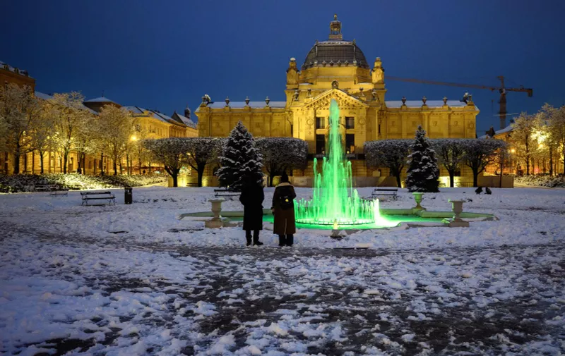 19.01.2024., Zagreb - Snijeg koji je jutros stvarao probleme u gradu lagano se topi. Pokoji centimetar je izdrzo do mraka da napravi vecernju zimsku idilu. Umjetnicki paviljon.
 Photo: Davor Puklavec/PIXSELL
