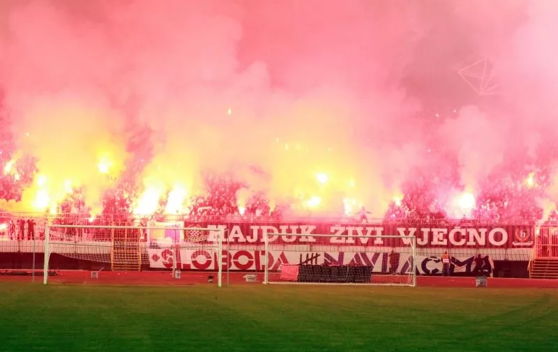 22.11.2014., Split - Vise tisuca navijaca Hajduka okupilo se na sjevernoj tribini Poljuda gdje je uz baklje docekalo igrace iz Zagreba, koji su odbili igrati derbi protiv Dinama. Nogometasi Hajduka solidarizirali su se sa svojim navijacima, od kojih je vecina odbila uci na juznu tribinu maksimirskog stadiona, nakon sto je pripadnicima Torcide, koji se nalaze na tzv. crnoj listi, zabranjen ulaz na stadion. 
Photo: Ivana Ivanovic/PIXSELL
