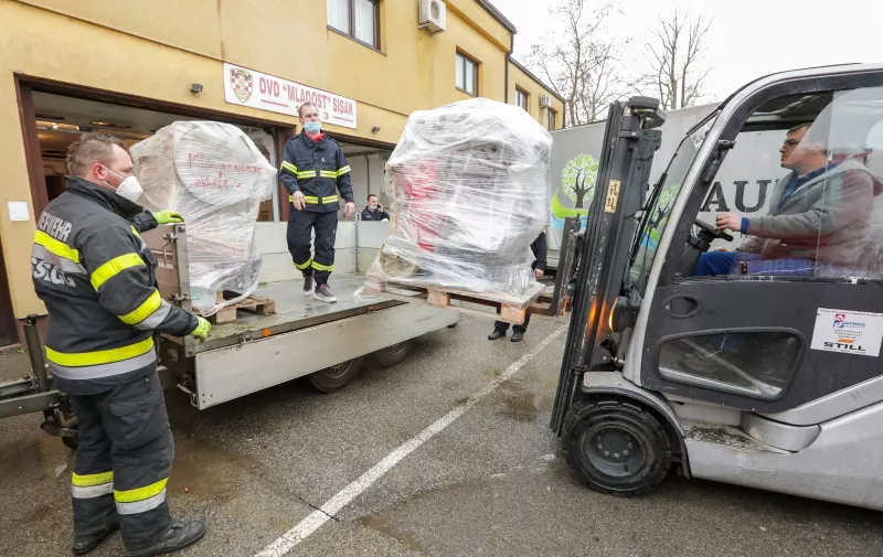 08.01.2021., Sisak - U skladiste Agro simpa stigao je austrijski konvoj kamiona s pomoci za potresom pogodjena podrucja u Sisacko-moslavackoj zupaniji. Photo: Robert Anic/PIXSELL