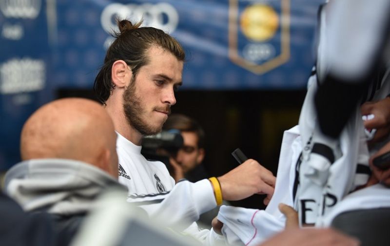 Real Madrid midfielder Gareth Bale signs autographs at the end of a team training session ahead of the International Champions Cup football tournament in Melbourne on July 17, 2015.   AFP PHOTO / PAUL CROCK
-- IMAGE RESTRICTED TO EDITORIAL USE - STRICTLY NO COMMERCIAL USE