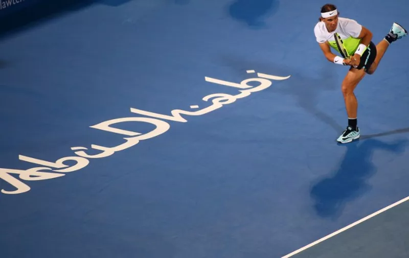 Spanish player Rafael Nadal returns the ball to Canadian player Milos Raonic during the final match of the Mubadala World Tennis Championship in Abu Dhabi on January 2, 2016. Nadal won the match 7-6, 6-3. AFP PHOTO / MARWAN NAAMANI / AFP / MARWAN NAAMANI