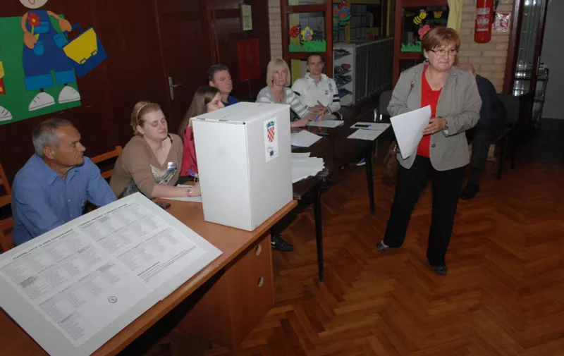 25.05.2014., Bjelovar - Hrvatska bira 11 zastupnika u Europski parlament. Biralista su otvorena u 7 sati, a zatvaraju se u 19 sati. Oko 3,8 milijuna biraca u Hrvatskoj i inozemstvu bira zastupnike na puni, petogodisnji mandat. Za 11 mjesta u Bruxellesu natjece se 275 kandidata s 25 lista, 18 samostalnih stranackih i sedam koalicijskih. Na bjelovarskim biralistima bio je dvojak odaziv, do 10 sati biralista su uglavnom bila prazna, no neka su zabiljezila solidan odaziv biraca. rPhoto: Damir Spehar/PIXSELL