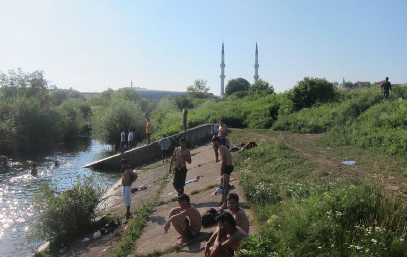 Migranti se kupaju u rijeci u Velikoj Kladuši, snimljeni su u lipnju