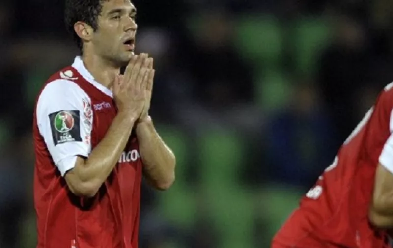 Braga's Serbian defender Aleksandar Miljkovic (L) and Brazilian defender Paulo Vinicius react after missing an opportunity to score during the Portuguese Cup semi-final football match Rio Ave vs SC Braga at the Arcos stadium in Vila do Conde on April 16, 2014.  AFP PHOTO / MIGUEL RIOPA