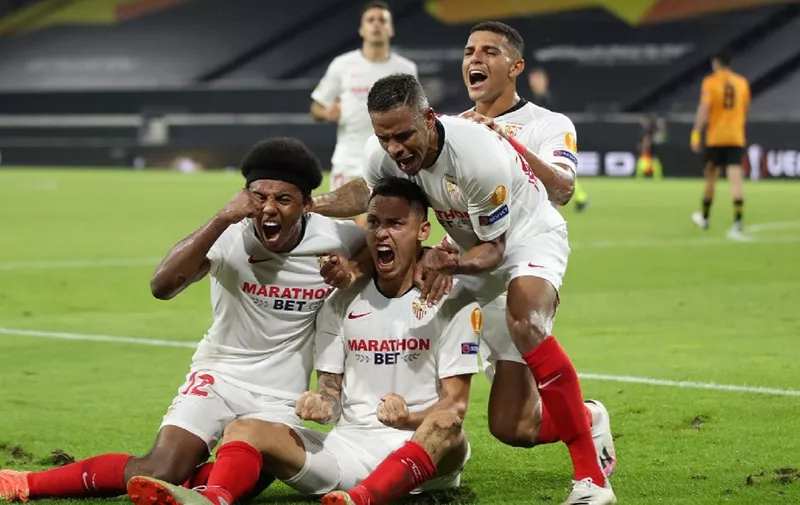 Sevilla's Argentinian midfielder Lucas Ocampos (C) celebrates scoring his team's first goal during the UEFA Europa League quarter-final football match Wolverhampton Wanderers v Sevilla at the MSV Arena on August 11, 2020 in Duisburg, western Germany. (Photo by Friedemann Vogel / POOL / AFP)