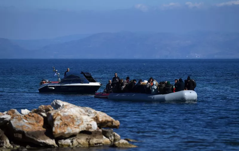 Migrants are escorted upon their arrival on an inflatable boat at Lesbos island where  local residents will later prevent them from disembarking, on March 1, 2020. - Greece said Sunday it has blocked nearly 10,000 migrants at its border with Turkey, which opened its gates to Europe as tensions mount over its deepening conflict in Syria. 
Migrant numbers have swelled along the rugged frontier after Turkey's president Recep Tayyip Erdogan said it "opened the doors" to Europe in a bid to pressure EU governments over the conflict. (Photo by ARIS MESSINIS / AFP)