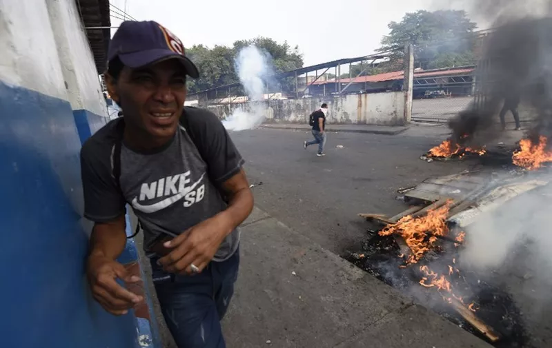 Venezuelans hold a protest in the border city of UreÒa, Tachira, after President NIcolas Maduro's government ordered to temporary close down the border with Colombia on February 23, 2019. - Venezuela braced for a showdown between the military and regime opponents at the Colombian border on Saturday, when self-declared acting president Juan Guaido has vowed humanitarian aid would enter his country despite a blockade (Photo by JUAN BARRETO / AFP)