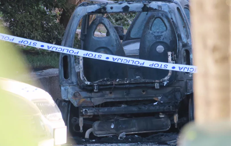15.04.2016., Split - U ranim jutarnjim satima u potpunosti je izgorio osobni automobil marke Mercedes. Policijski ocevid je u tijeku. Photo: Ivo Cagalj/PIXSELL
