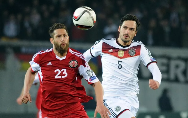 Georgia&#8217;s forward Levan Mchedlidze (L) vies for the ball with Germany&#8217;s defender Mats Hummels during the Euro 2016 qualifying football match between Georgia and Germany in Tbilisi on March 29, 2015. AFP PHOTO / VANO SHLAMOV