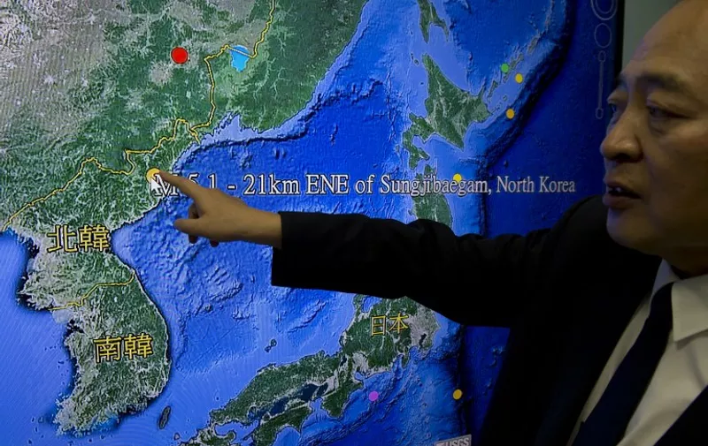 Kuo Kai-wen, director of Taiwan's Seismology Center, explains the locations from a monitor showing North Korea's first hydrogen bomb test site, in Taipei on January 6, 2016.  North Korea said it had carried out a "successful" miniaturised hydrogen bomb test -- a shock announcement that, if confirmed, would massively raise the stakes in the hermit states bid to strengthen its nuclear arsenal.    AFP PHOTO / Sam Yeh / AFP / SAM YEH