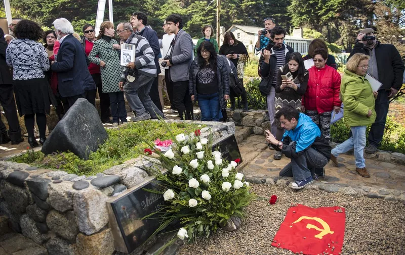 People visit the grave  of the  Chilean poet Pablo Neruda in Isla Negra, some 120 km west of Santiago, April, 26, 2016. (Photo by MARTIN BERNETTI / AFP)