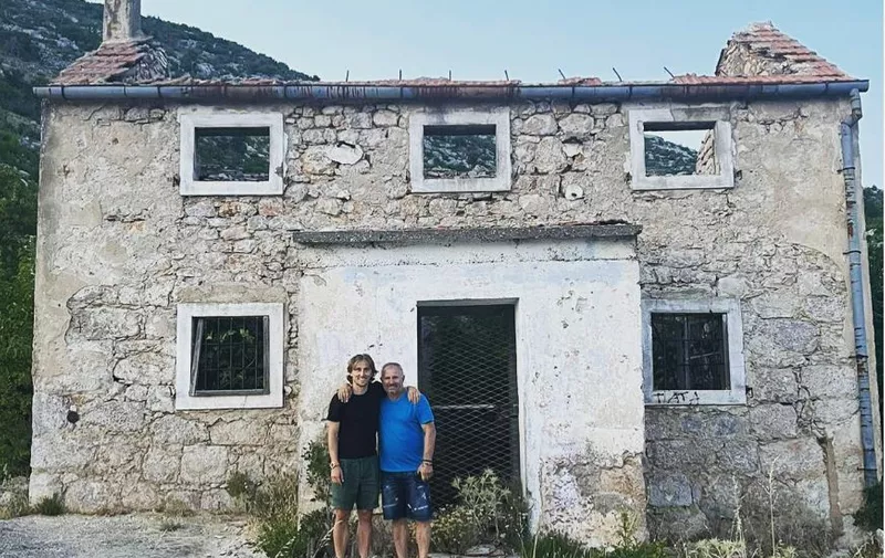 Luka Modrić ispred djedove kuće