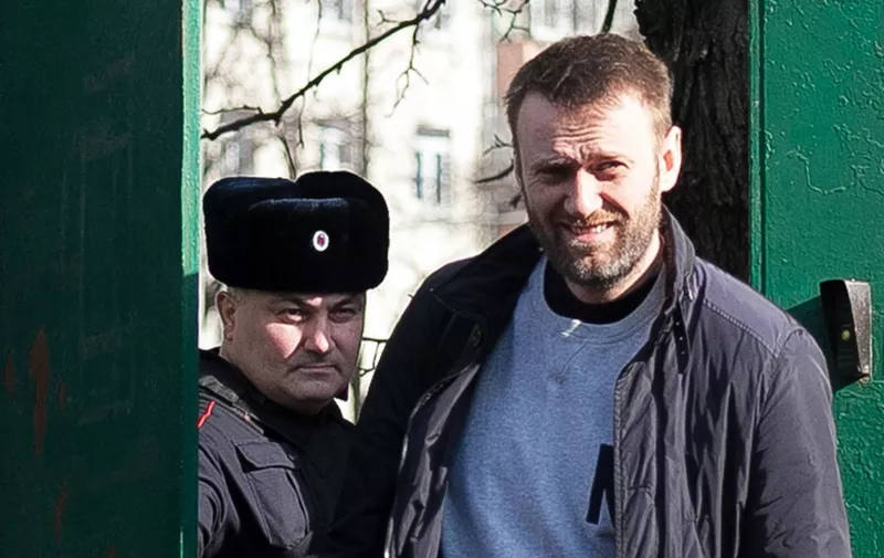 Russian anti-Kremlin opposition leader Alexei Navalny (R) leaves a detention centre in Moscow on March 6, 2015. Navalny was jailed on February 19 for 15 days for handing out flyers advertising the March 1 protest in the capitals subway. AFP PHOTO / PHILIPP KIREEV (Photo by PHILIPP KIREEV / AFP)