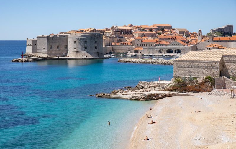04.05.2020., Dubrovnik - Izrazito toplo vrijeme "mami" na kupanje i suncanje. Photo: Grgo Jelavic/PIXSELL