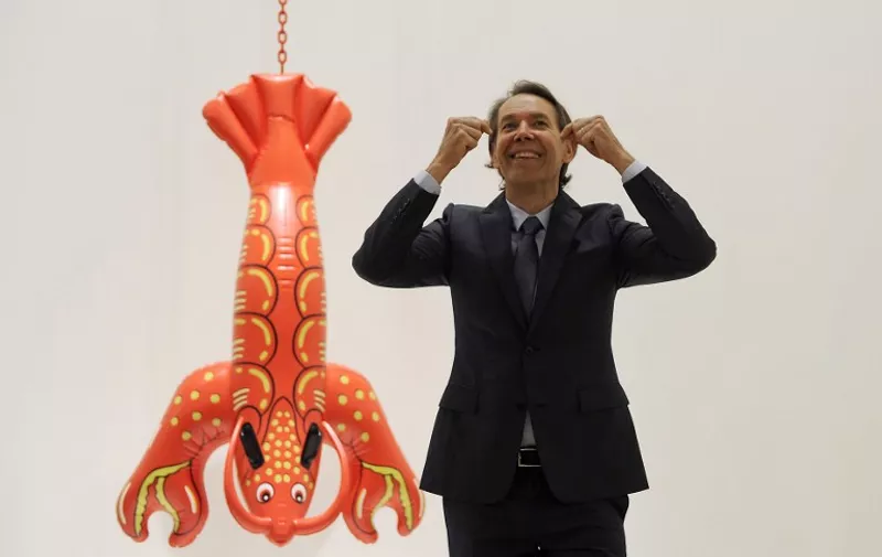 US artist Jeff Koons gestures past one of his piece of art during the presentation of the "Jeff Koons: Retrospective" exhibition at the Guggenheim Bilbao Museum, in the northern Spanish Basque city of Bilbao on June 8, 2015.   AFP PHOTO/ ANDER GILLENEA
RESTRICTED TO EDITORIAL USE, MANDATORY MENTION OF THE ARTIST UPON PUBLICATION, TO ILLUSTRATE THE EVENT AS SPECIFIED IN THE CAPTION / AFP / ANDER GILLENEA
