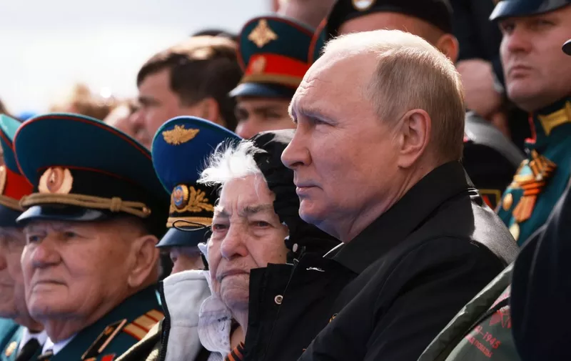 Russian President Vladimir Putin watches the Victory Day military parade at Red Square in central Moscow on May 9, 2022. - Russia celebrates the 77th anniversary of the victory over Nazi Germany during World War II. (Photo by Mikhail METZEL / SPUTNIK / AFP)