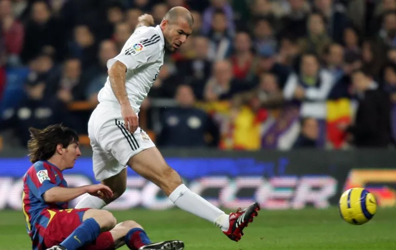 Real Madrid's French Zinedine Zidane (R) vies with Barcelona's Argentine Messi (L) during a Spanish Liga football match in Santiago Bernabeu stadium in Madrid, 19 November 2005. AFP PHOTO/ Pierre-Philippe MARCOU