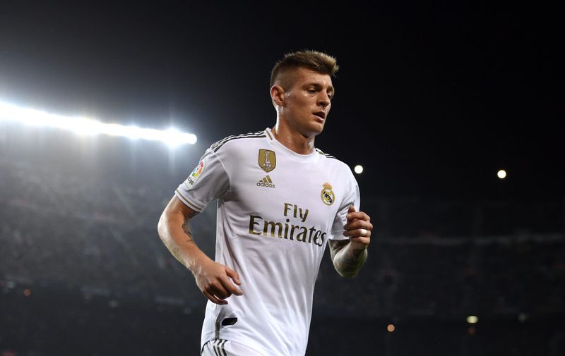 BARCELONA, SPAIN - DECEMBER 18:  Toni Kroos of Real Madrid looks on during the Liga match between FC Barcelona and Real Madrid CF at Camp Nou on December 18, 2019 in Barcelona, Spain. (Photo by Alex Caparros/Getty Images)