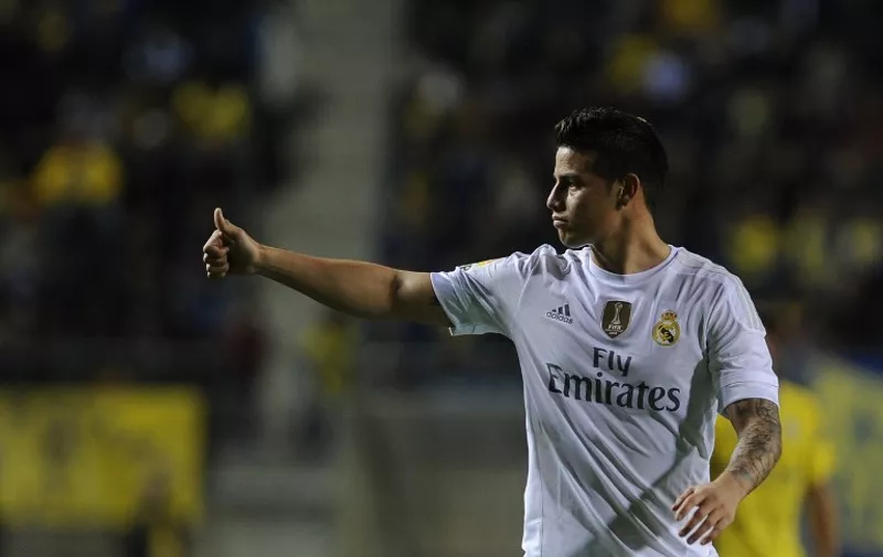 Real Madrid's Colombian midfielder James Rodriguez gives the thumbs up during the Spanish Copa del Rey (King's Cup) football match Cadiz CF vs Real Madrid at the Ramon de Carranza in Cadiz on December 2, 2015.  AFP PHOTO / CRISTINA QUICLER / AFP / CRISTINA QUICLER